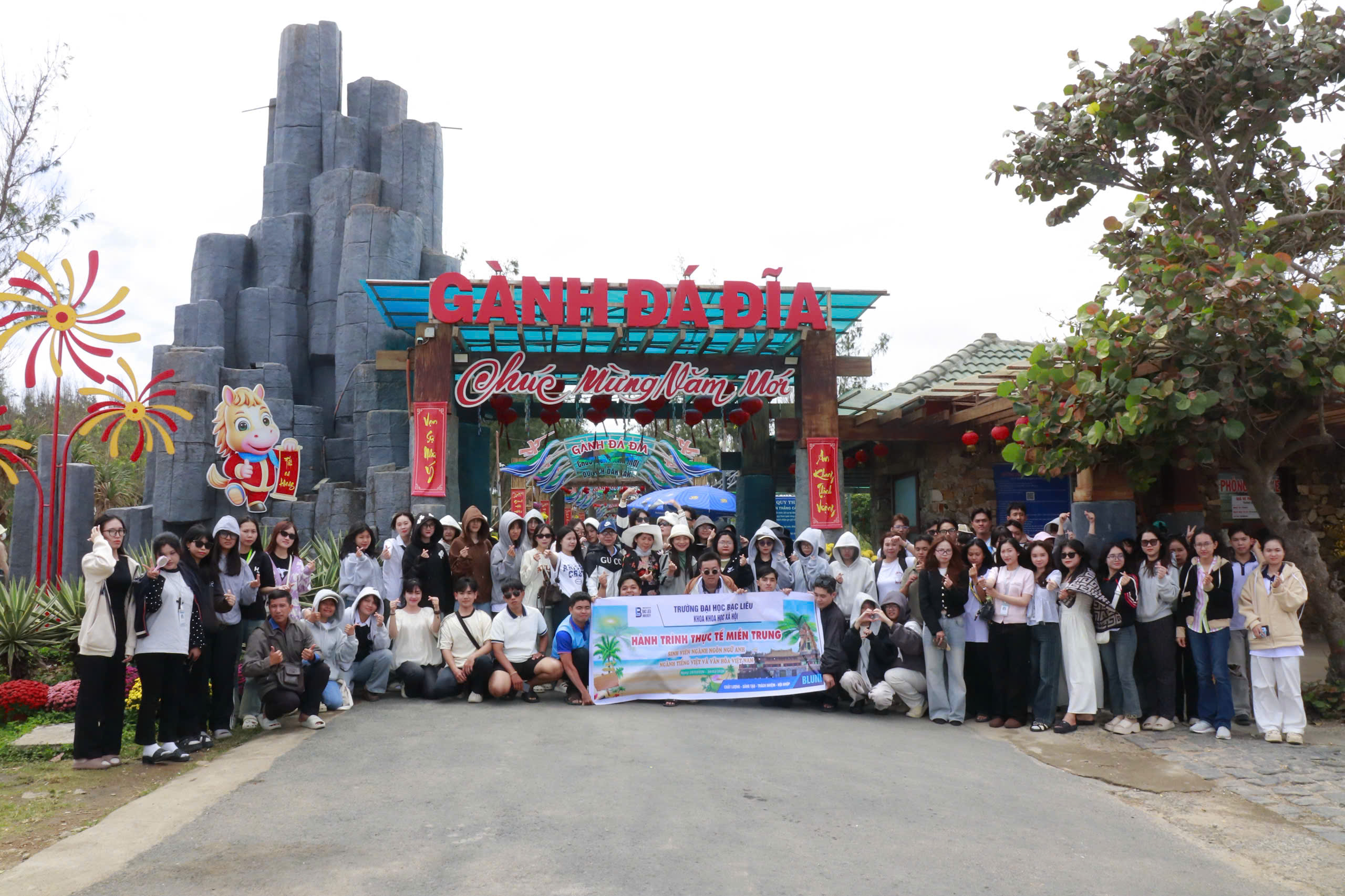 HÀNH TRÌNH DI SẢN MIỀN TRUNG NGÀY ĐẦU TIÊN KHÁM PHÁ VÙNG ĐẤT “HOA VÀNG TRÊN CỎ XANH”